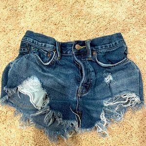 Free people loving good vibrations